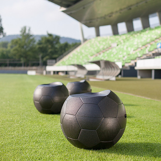 Fussballsitz aus schwarzem EPP